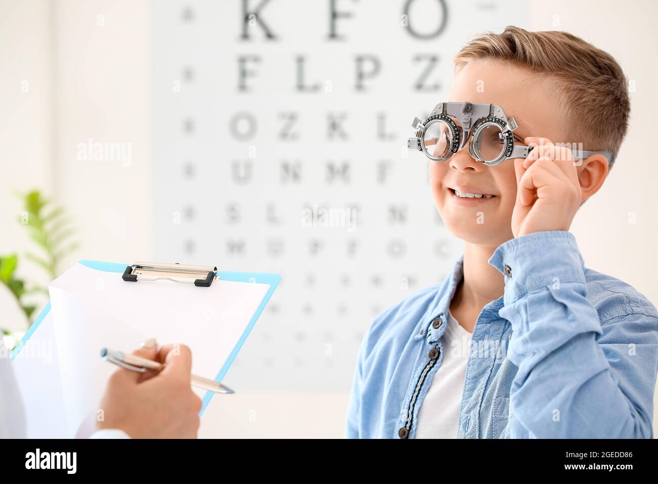 Eye Testing Boy Little boy undergoing eye test in clinic Stock Photo - Alamy