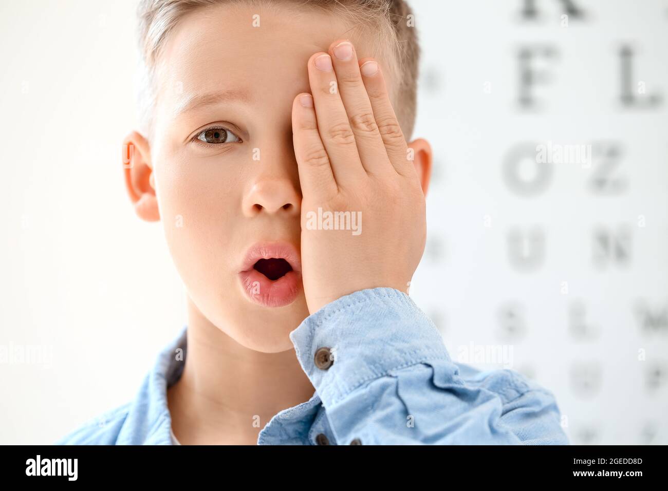 Eye Testing Boy Little boy undergoing eye test in clinic Stock Photo - Alamy
