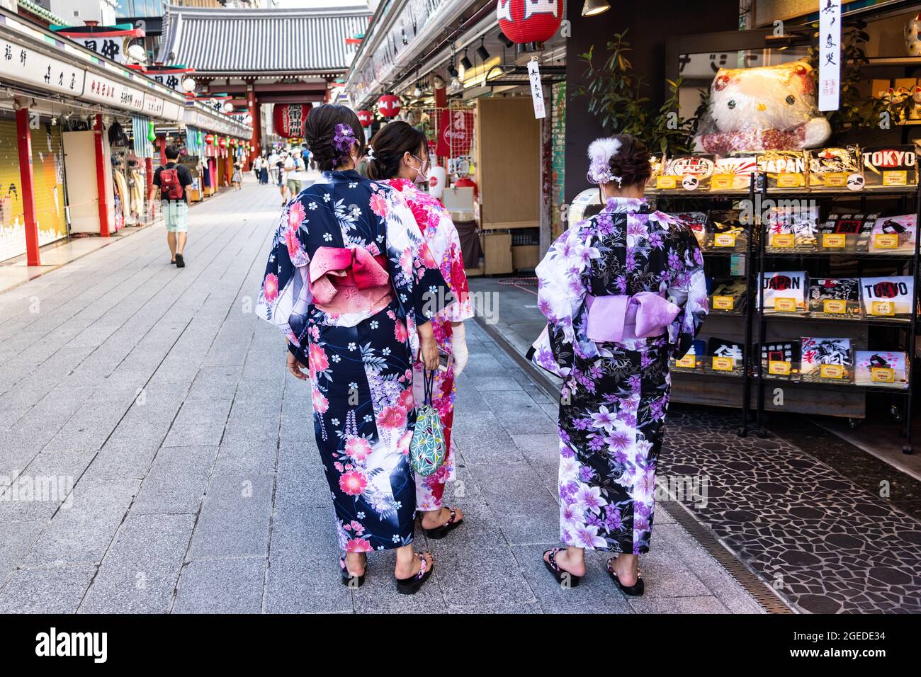 Japanese women in traditional kimono walks along the shops in the Nakamise dori shopping street in Asakusa, Tokyo, Japan. Stock Photo