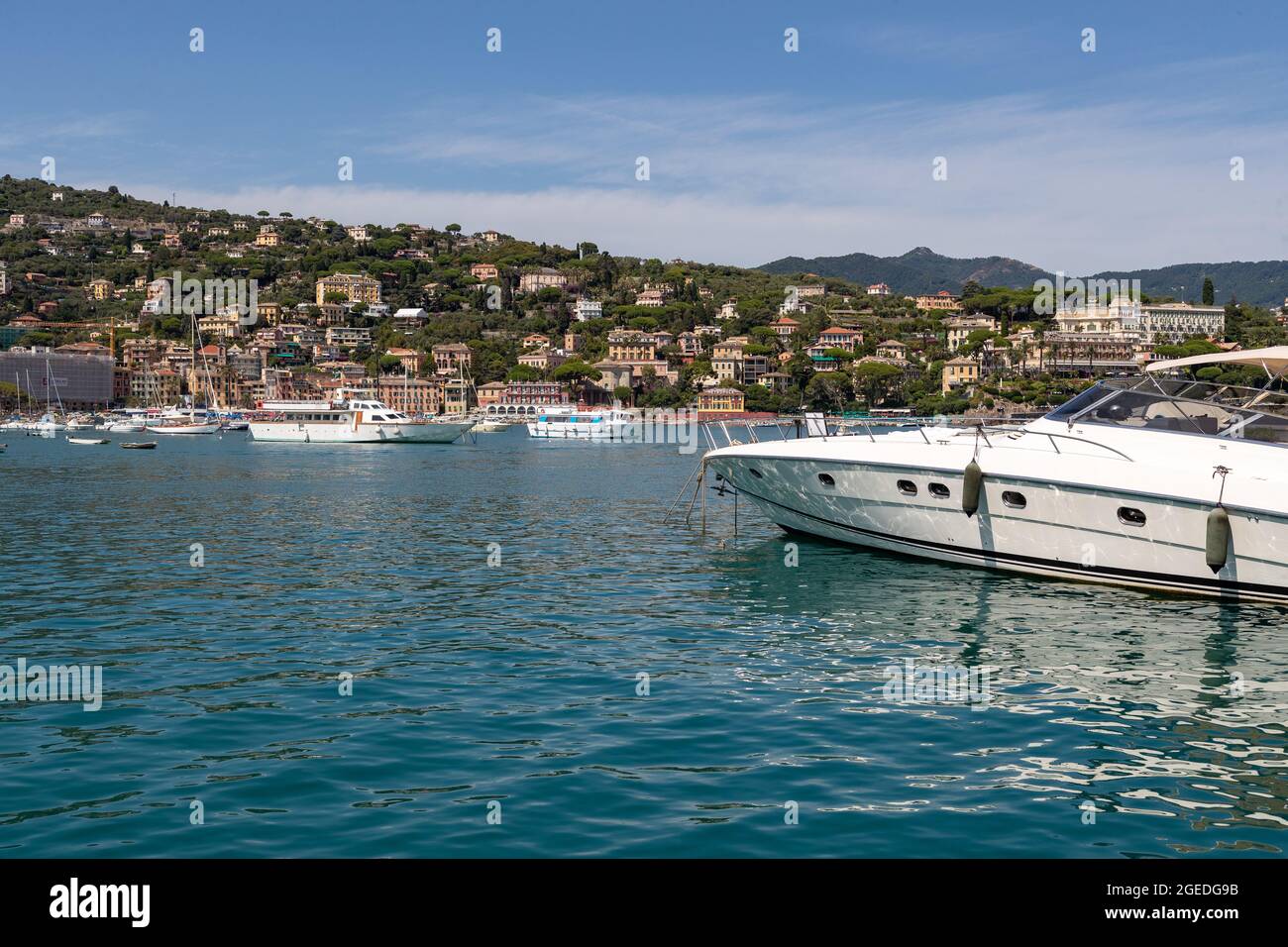 Touristen strömen am 19. August 2021 in die wunderschöne Stadt Santa Margherita im Levante Teil Liguriens. Santa Margherita und Ligurien bestechen durch die schöne Natur mit Meer, Hügeln, wo gewandert und geradelt werden kann und der schönen & bunten Architektur. Am Hafen von Santa Margherita legen viele Boote und Yachten an. * Tourists visit the beautiful Santa Marghrita in the Levante part of Ligury, Northern Italy on August 19, 2021. People love Santa Margherita such as Ligury at all because of the beautiful naure with the hills/ligurian mountains and the sea such as the local colorfu Stock Photo