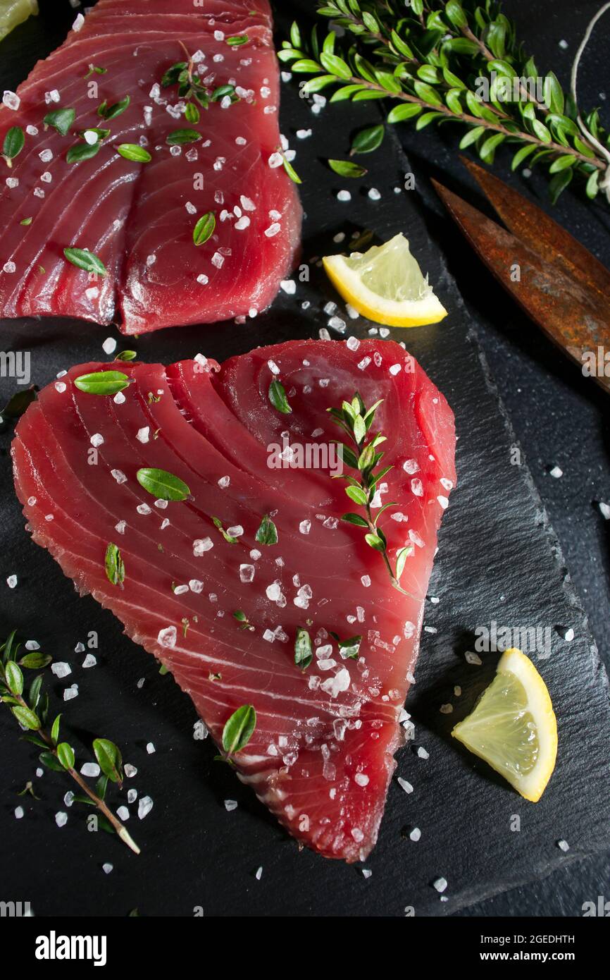 Presentation of a portion of fresh tuna in slices Stock Photo Alamy