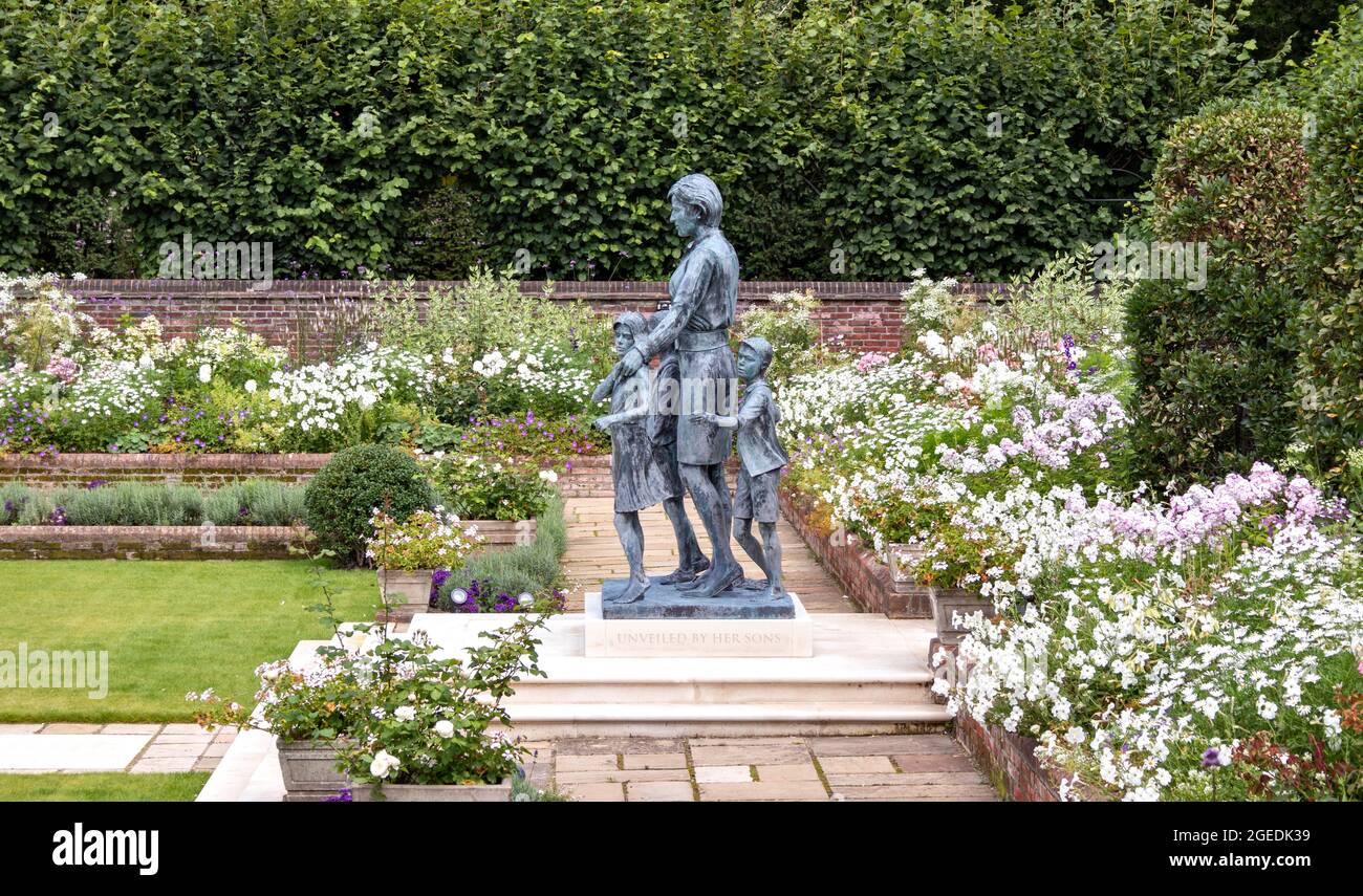 LONDON DIANA PRINCESS OF WALES STATUE WITH CHILDREN IN THE SUNKEN