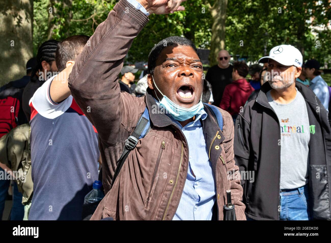 LONDON HYDE PARK SPEAKERS CORNER VOCIFEROUS SPEAKER AND CROWD LISTENING