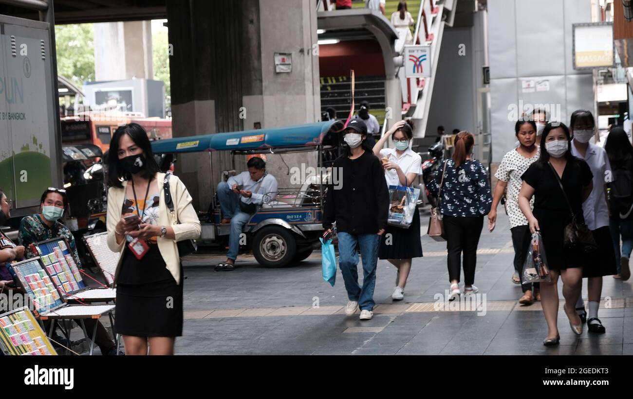Business people wearing mask hi-res stock photography and images - Alamy