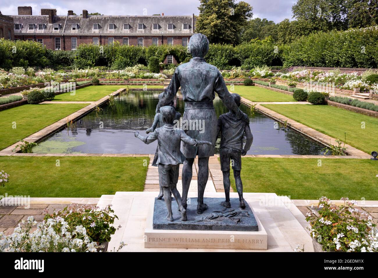 LONDON THE DIANA PRINCESS OF WALES STATUE WITH CHILDREN IN THE SUNKEN