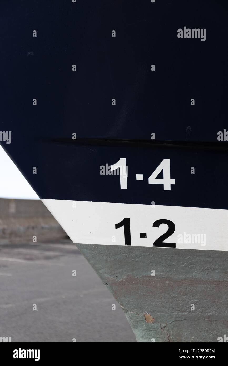 Depth markings on a boat in seahouses harbour hires stock photography