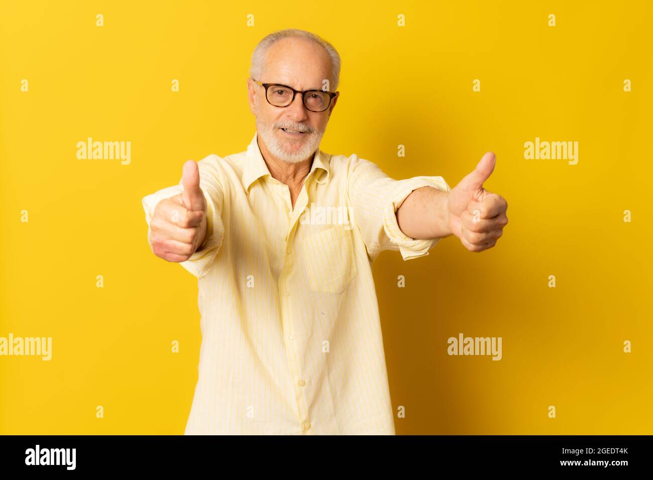 Man thumbs up wearing yellow shirt hi-res stock photography and images ...