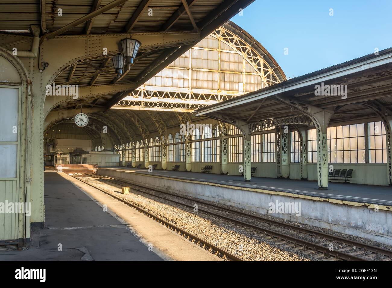 Рельсы в доме. Forden. The old railway station (великобритания). Пустая платформа. Old railway station екатеринбург.
