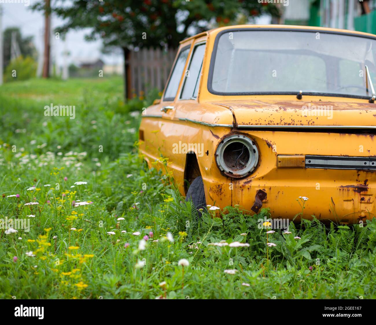 Yellow auto hi-res stock photography and images - Alamy