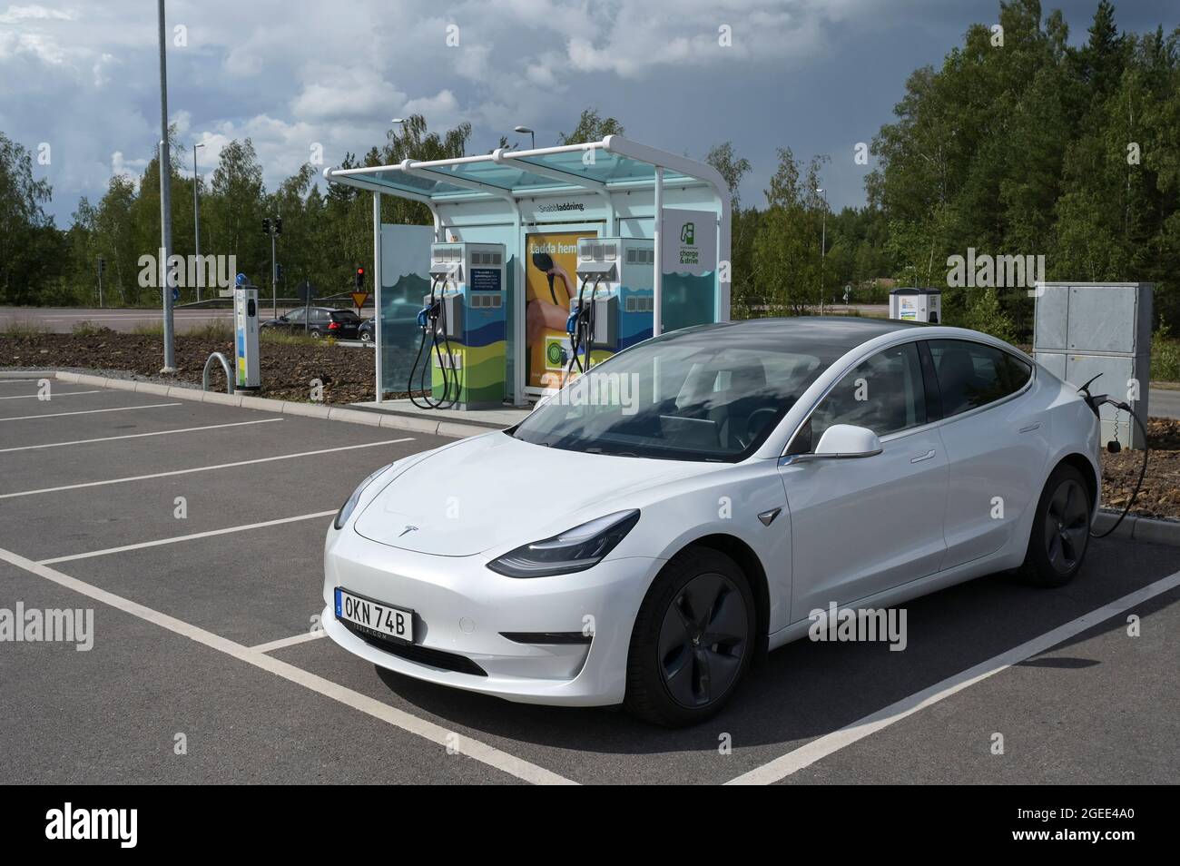 SWEDEN, Falun, electric car Tesla Dual Motor at charging station at parking  area of Coop supermarket / SCHWEDEN, Falun, elektrisches Auto Tesla an  Ladestation auf Parkplatz des Supermarkt Coop Stock Photo - Alamy