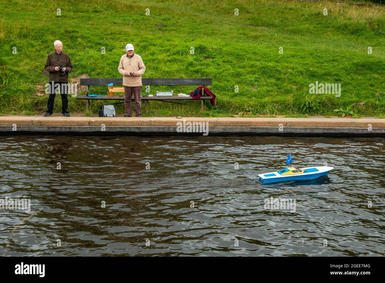 Remote control boats hi-res stock photography and images - Alamy