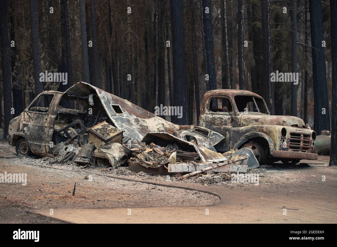 Grizzly Flars, USA. 17th Aug, 2021. Burned vehicles sit on String Canyon Road from the Caldor fire in Grizzly Flats on Tuesday, August 17, 2021. (Photo by Sara Nevis/The Sacramento Bee/TNS/Sipa USA) Credit: Sipa USA/Alamy Live News Stock Photo