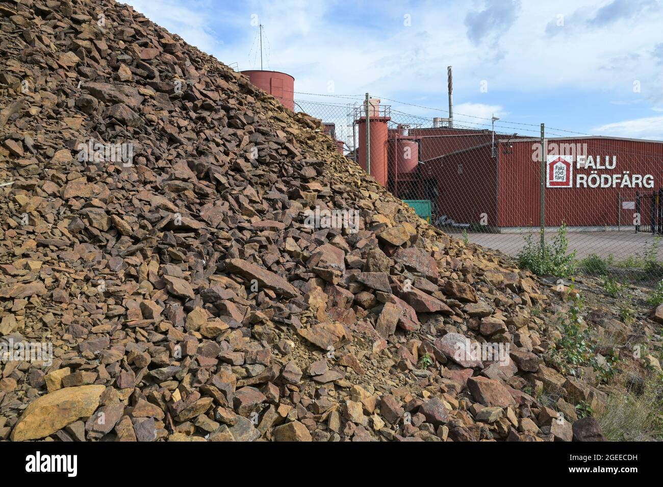 SWEDEN, Falun, Falu Rödfärg factory, from the remains of the Falu copper mining the typical red colour paint , swedish röd färg, for the swedish timber houses is still produced here / SCHWEDEN, Falun, Falu Rödfärg Farben Pigment Fabrik, hier wird noch heute aus den Überresten des ehemaligen Kupferbergbaus, der 1992 geschlossen wurde,  die originale rote Pigmentfarbe für den Anstrich der schwedischen Holzhäuser hergestellt Stock Photo