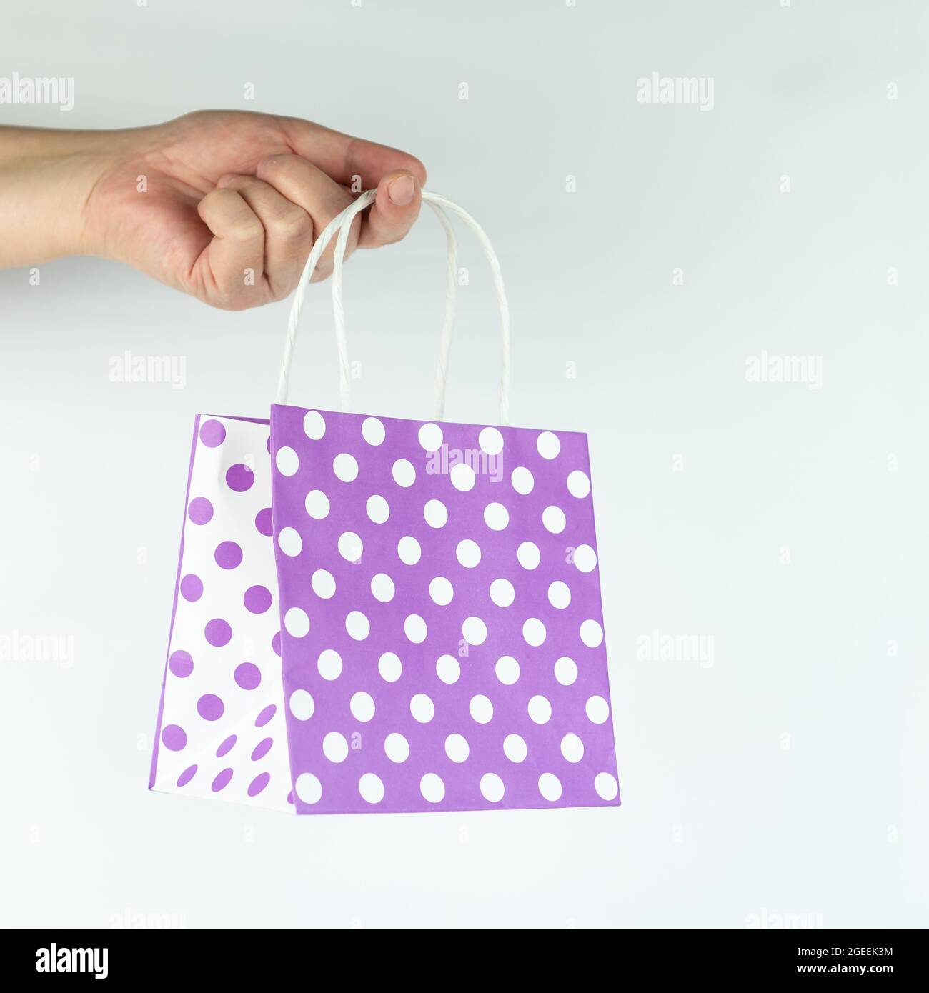 Hand holding gift bag hi-res stock photography and images - Alamy