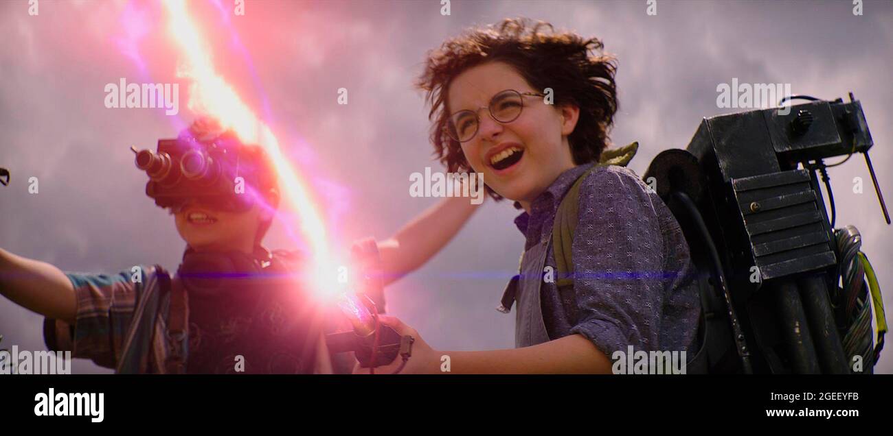 Ghostbusters: Afterlife (2021) - Mckenna Grace and Logan Kim fire a proton pack for the first time Stock Photo