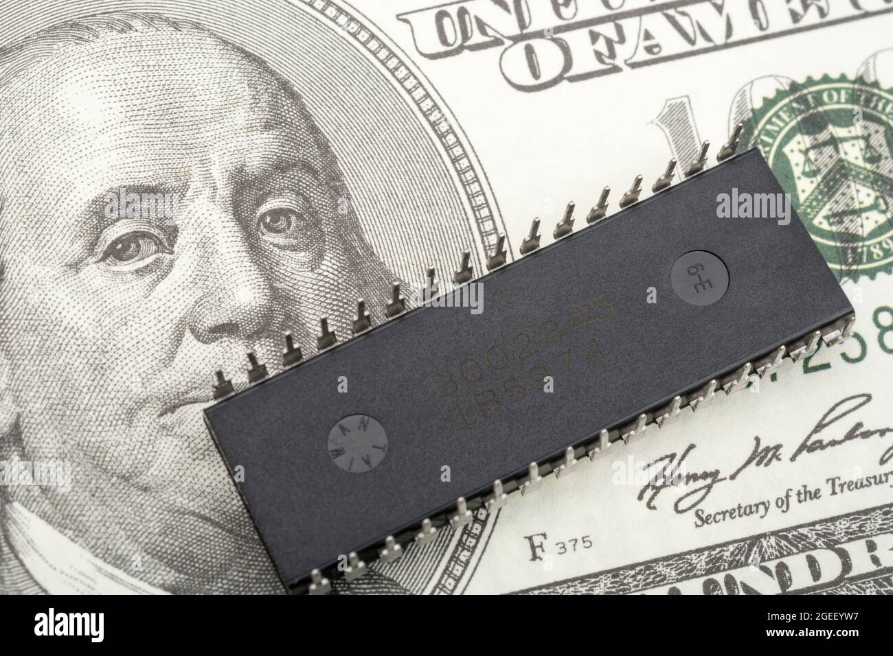 100 dollar bill microchip hires stock photography and images Alamy