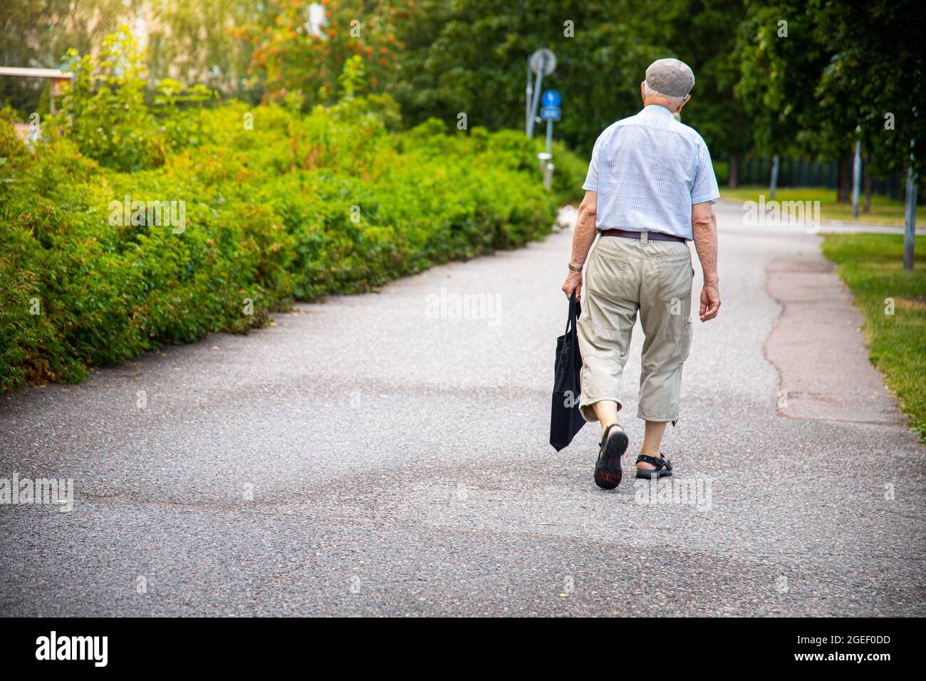 Closeup shot of an elderly man walking in the park Sto…