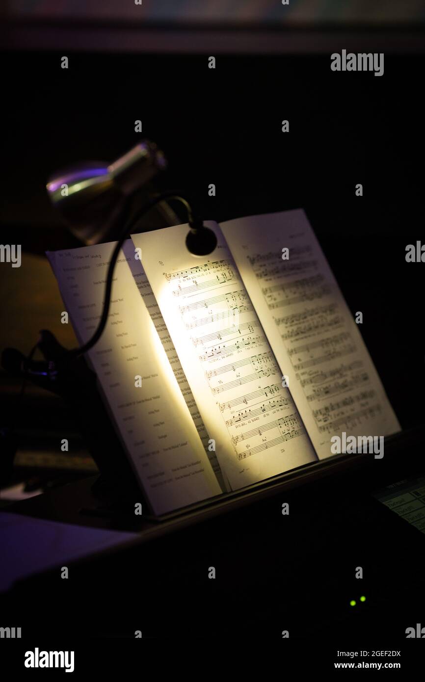 Under the lamplight hi-res stock photography and images - Alamy