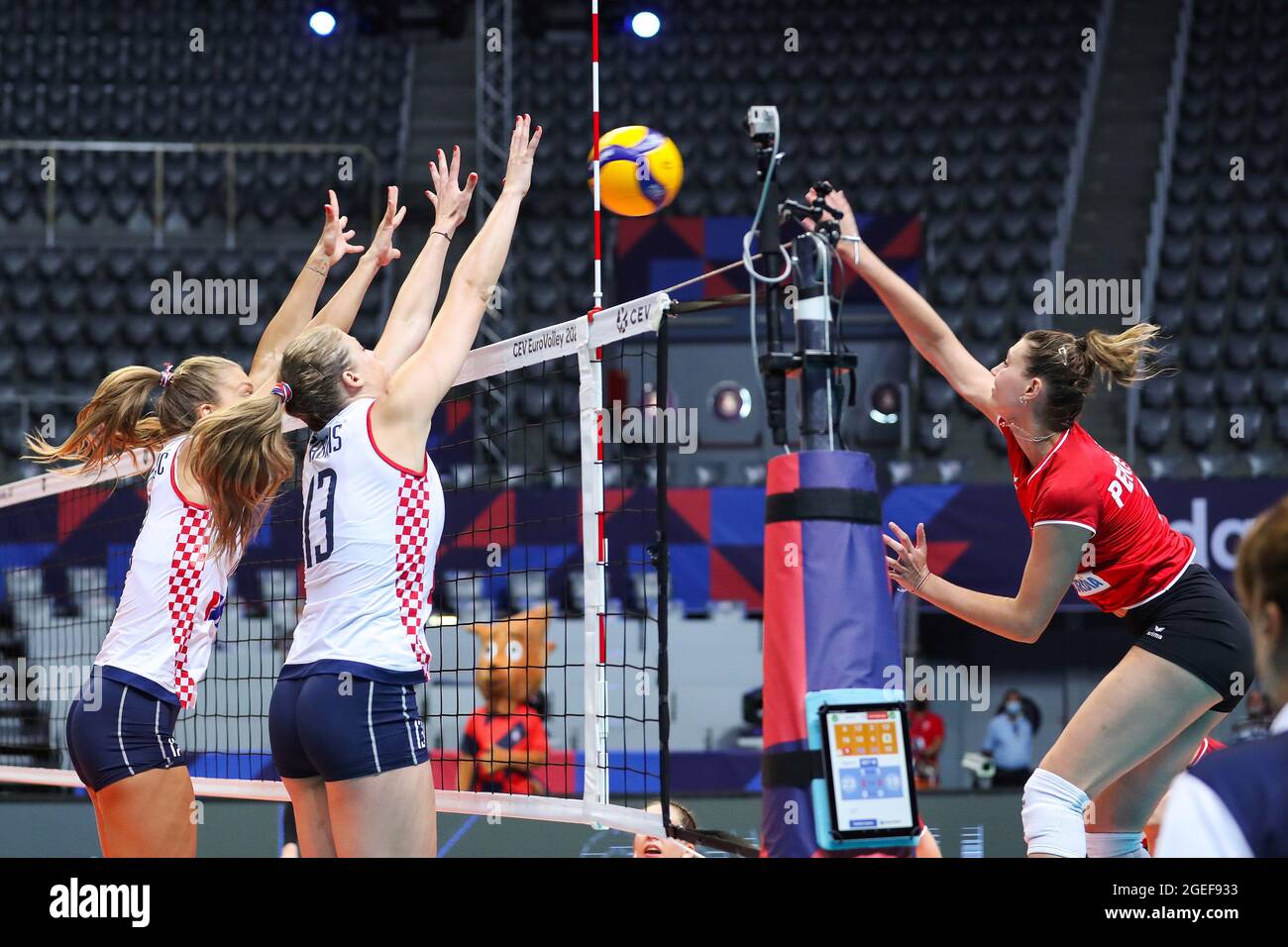 (210820) ZADAR, Aug. 20, 2021 (Xinhua) Samanta Fabris (2nd L) of