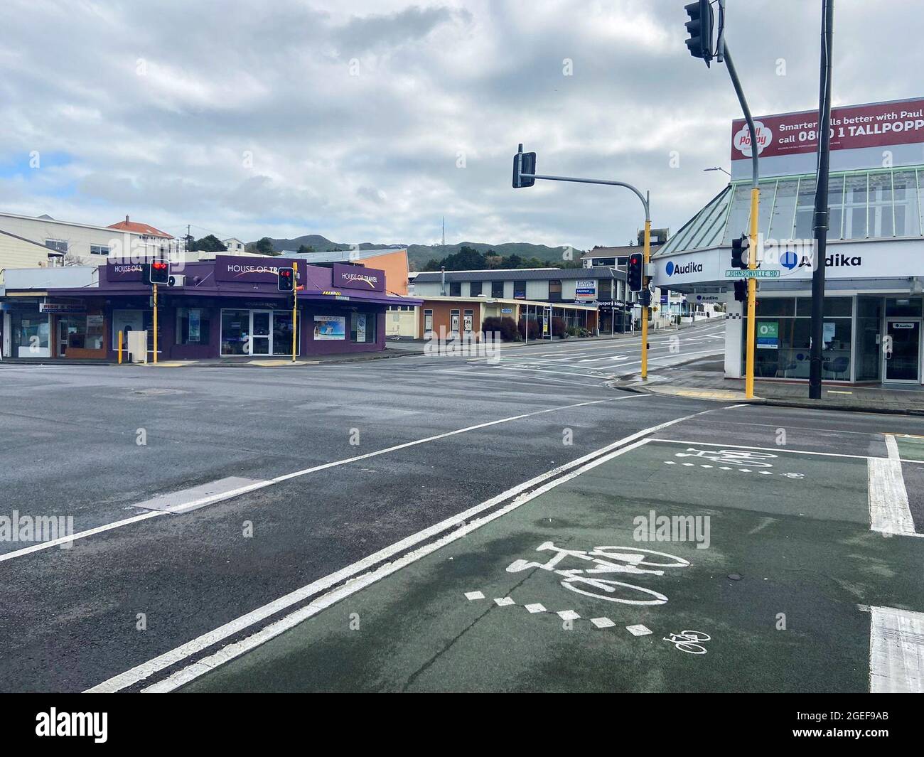 An empty street is seen as a lockdown to curb the spread of cases of the coronavirus disease (COVID-19) remains in place in Wellington, New Zealand, August 20, 2021.  REUTERS/Praveen Menon Stock Photo