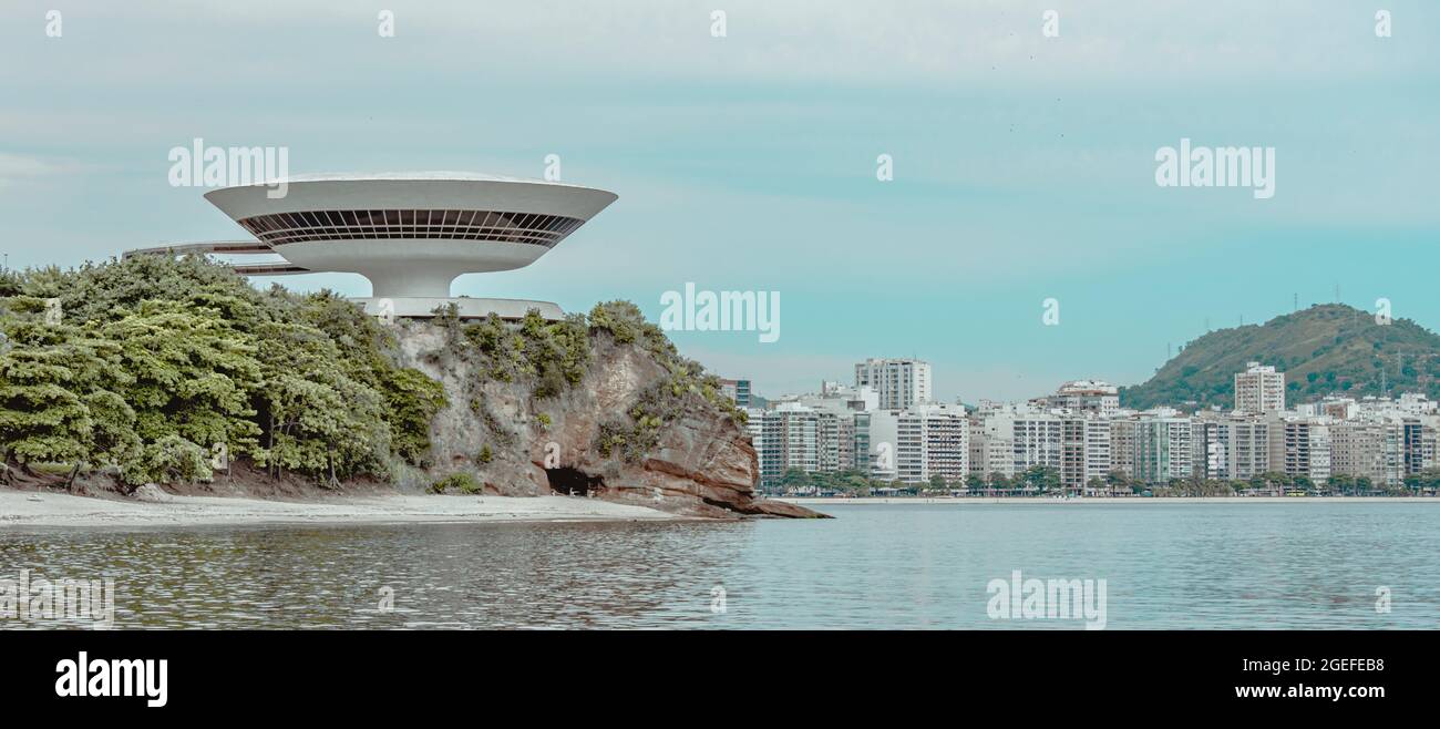 The Museum of Contemporary Art in Niterói designed by Oscar Niemeyer ...