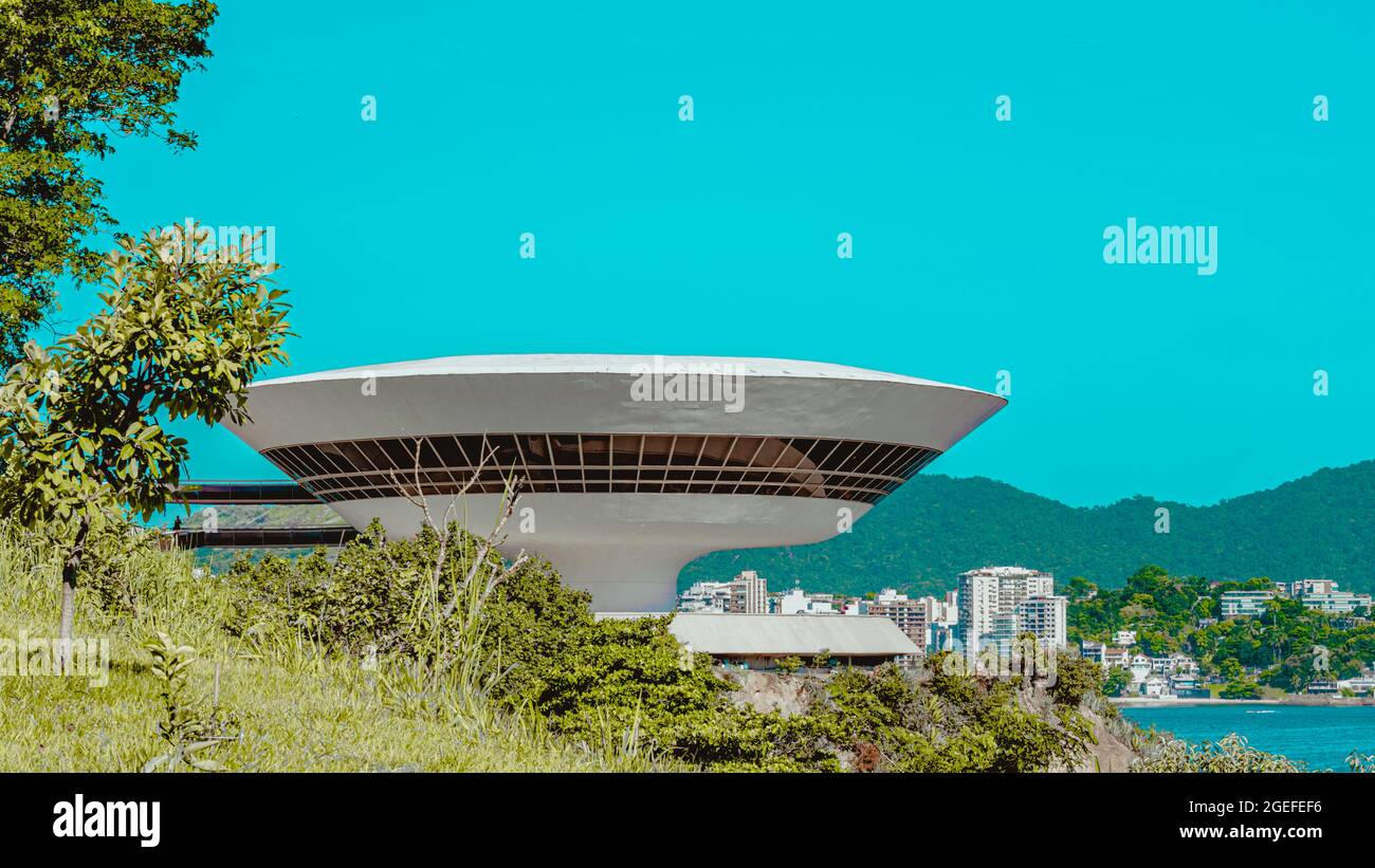 The Museum of Contemporary Art in Niterói designed by Oscar Niemeyer ...