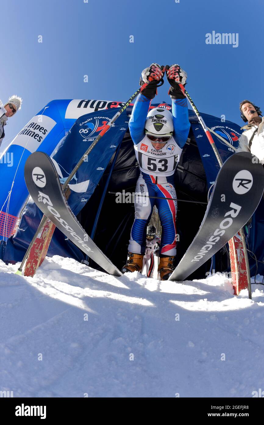 FRANCE. ALPES-MARITIMES (06) MERCANTOUR NATIONAL PARK. SKI STATION OF AURON.  STARTING COMPETITION SKI Stock Photo - Alamy