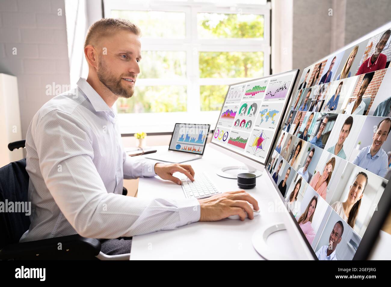 Man working online learning hi-res stock photography and images - Alamy