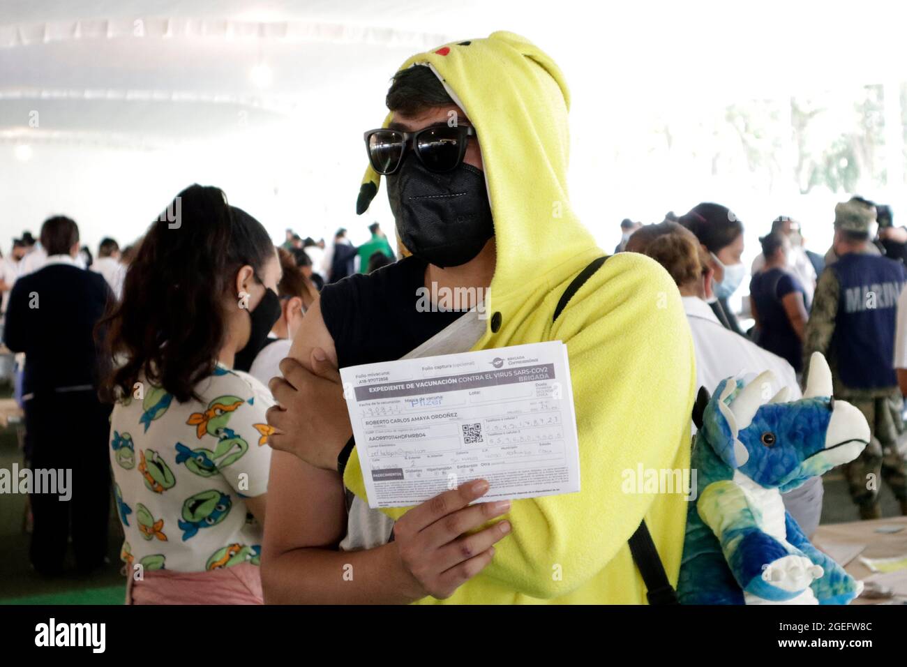 Non Exclusive: MEXICO CITY, MEXICO - AUGUST 19: A teenager disguised , shows their  vaccination certificate  after  to  receive the COVID-19 vaccine b Stock Photo