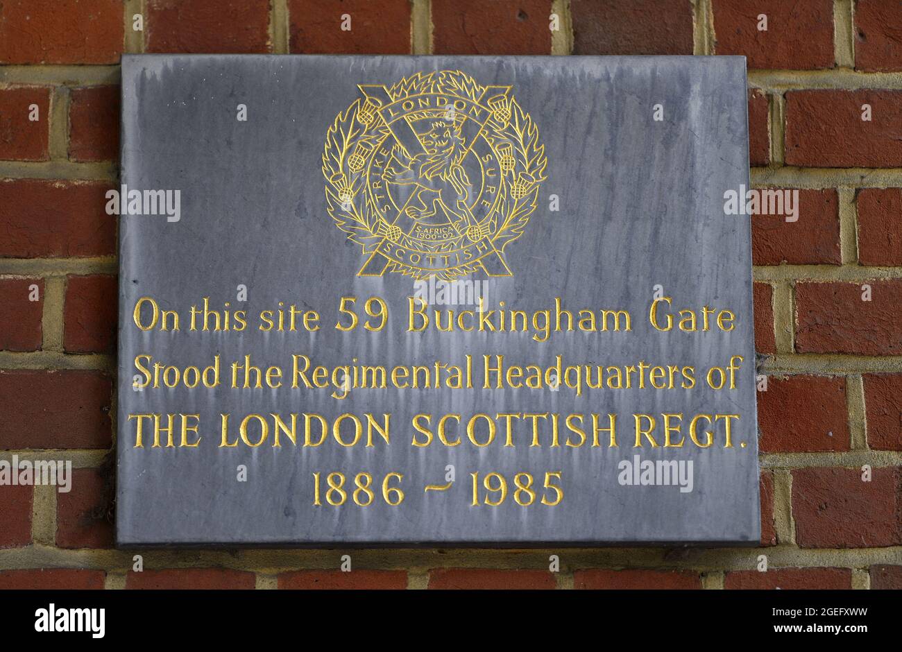 London, UK. Commemorative plaque: 'On this site 59 Buckingham Gate Stood the Regimental Headquarters of THE LONDON SCOTTISH REGT. 1886-1985 Stock Photo