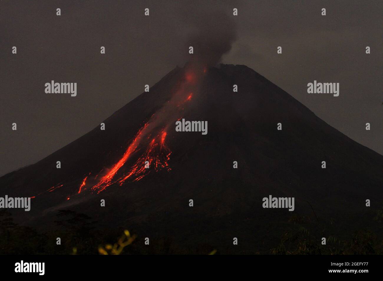 Lava flows down 2,000 meters from the crater of Mount Merapi ...