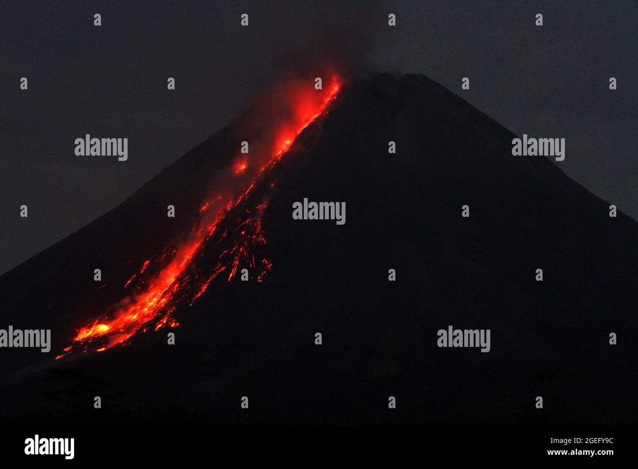 Lava flows down 2,000 meters from the crater of Mount Merapi ...