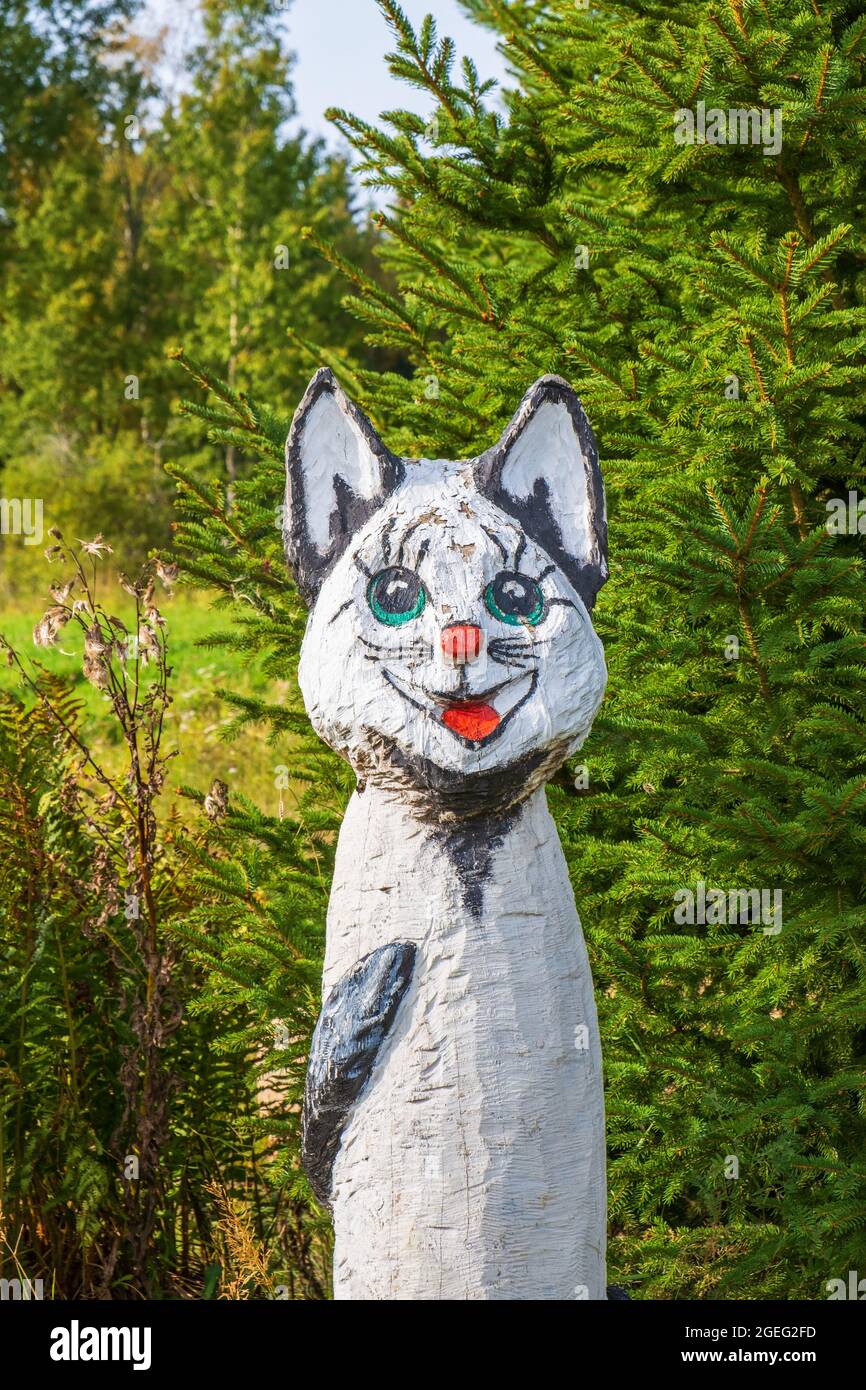 Cute carved wooden cat in the woods Stock Photo - Alamy