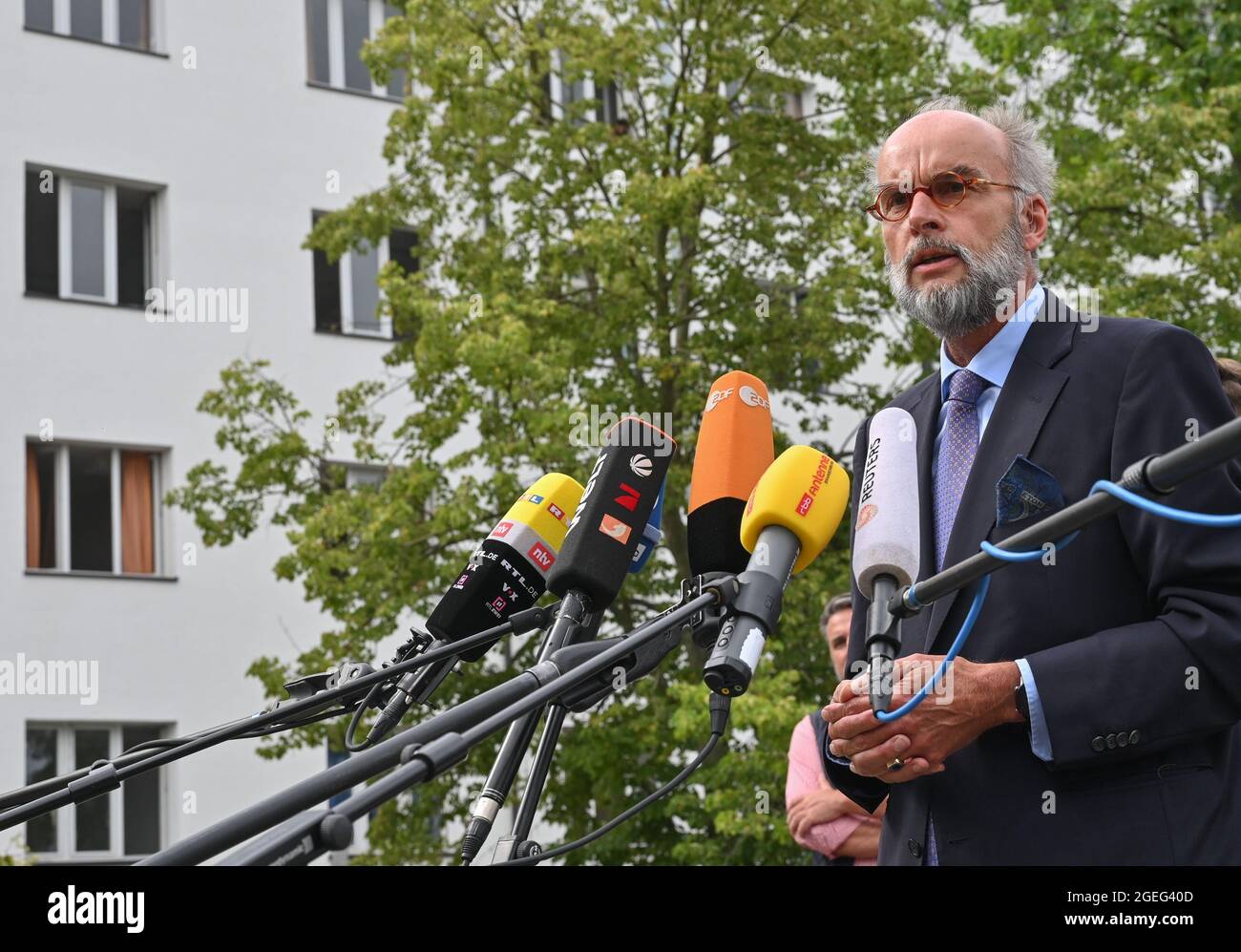 Doberlug Kirchhain, Germany. 20th Aug, 2021. Markus Grünewald, State Secretary at the Ministry of the Interior of the State of Brandenburg, speaks at a press conference on the grounds of the DRK Refugee Aid at the initial reception facility. Early this morning, at around 4:30 a.m., two buses from the airport in Frankfurt am Main arrived here at Brandenburg's Central Foreigners' Registration Office with almost 59 local people from Afghanistan. Credit: Patrick Pleul/dpa-Zentralbild/dpa/Alamy Live News Stock Photo