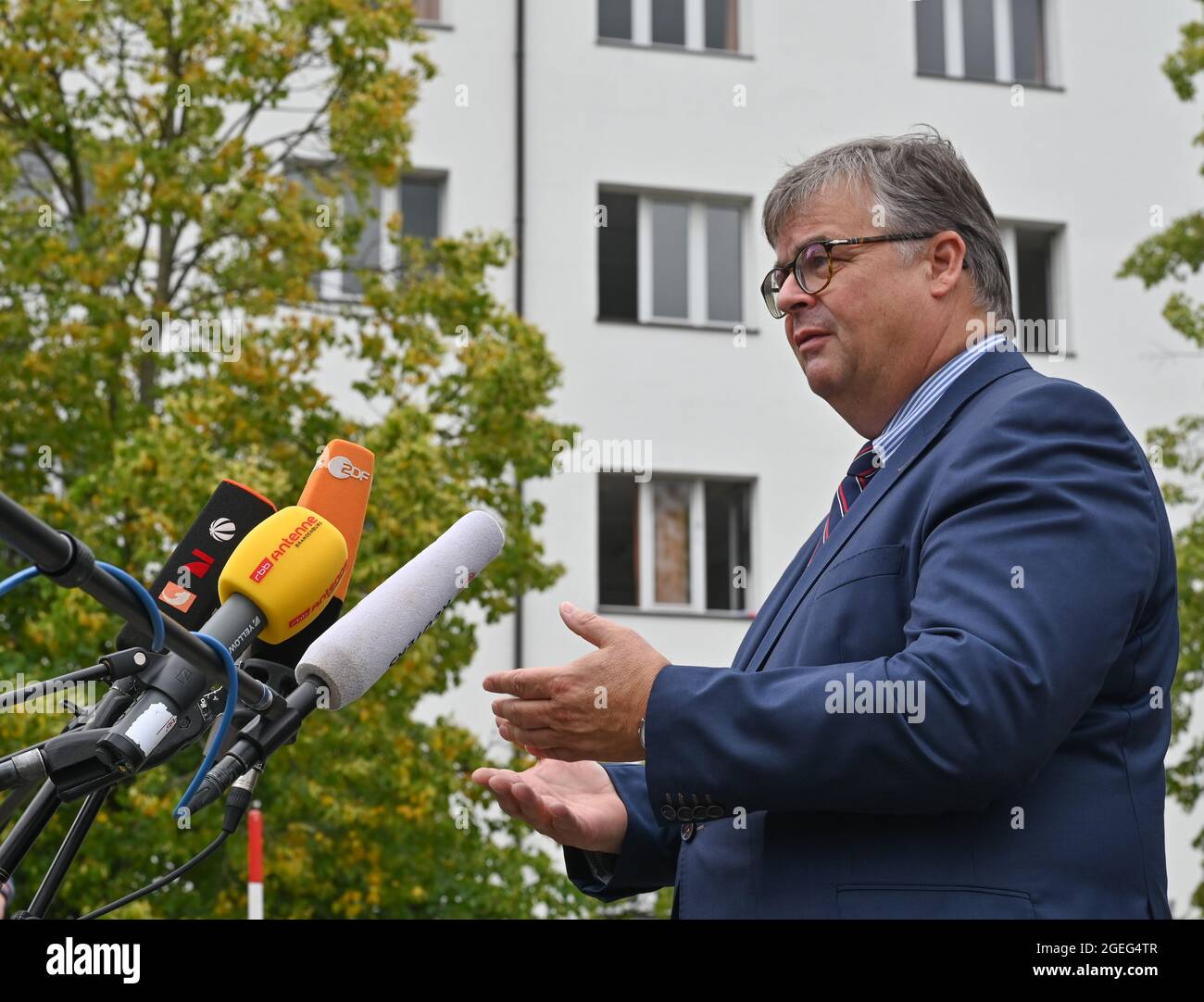 Doberlug Kirchhain, Germany. 20th Aug, 2021. Olaf Jansen, head of Brandenburg's Central Foreigners Authority, speaks at a press conference on the grounds of the DRK Refugee Aid at the initial reception facility. Early this morning, at around 4:30 a.m., two buses from the airport in Frankfurt am Main arrived here at the Central Foreigners Authority of Brandenburg with almost 59 local people from Afghanistan. Credit: Patrick Pleul/dpa-Zentralbild/dpa/Alamy Live News Stock Photo