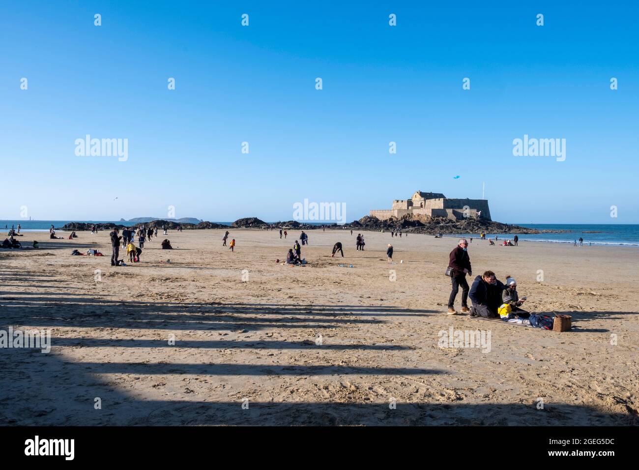 Saint Malo (Brittany, north western France): children on the beach Òplage du SillonÓ on a sunny day in winter, with, in the background, the National F Stock Photo