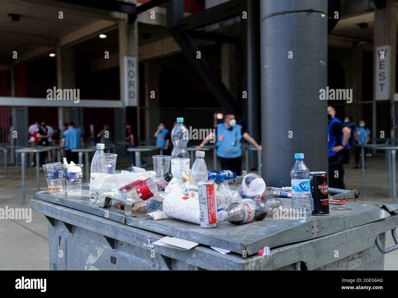 Feature, garbage in front of the stadium on a Muelltonne, football 1st Bundesliga, 1st matchday, FC Cologne (K) - Hertha BSC Berlin (B) 3: 1, on August 15, 2021 in Koeln/Germany. #DFL regulations prohibit any use of photographs as image sequences and/or quasi-video # Â Stock Photo