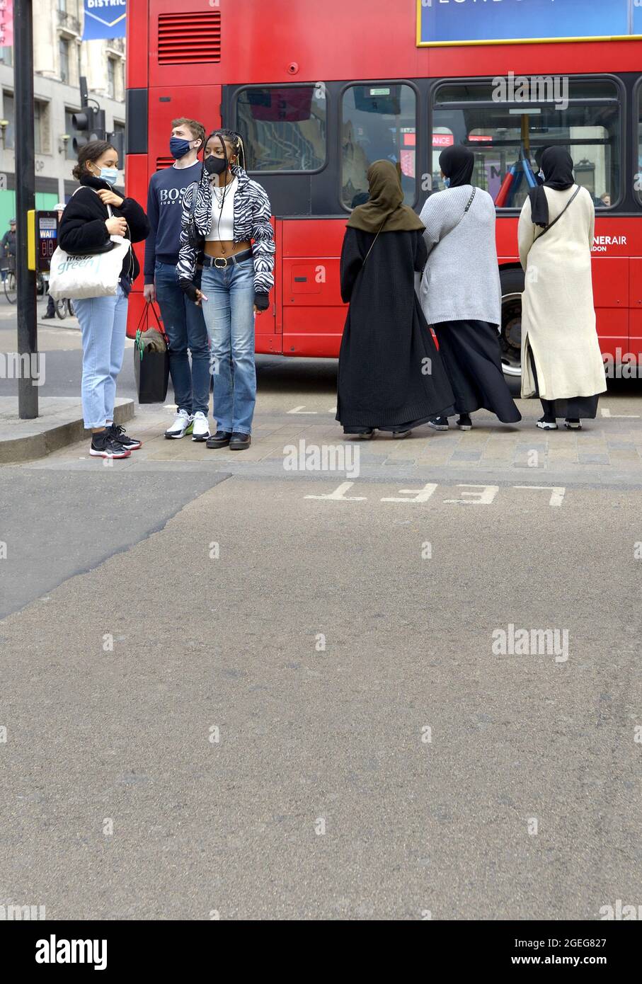 Muslim women street hi-res stock photography and images - Alamy