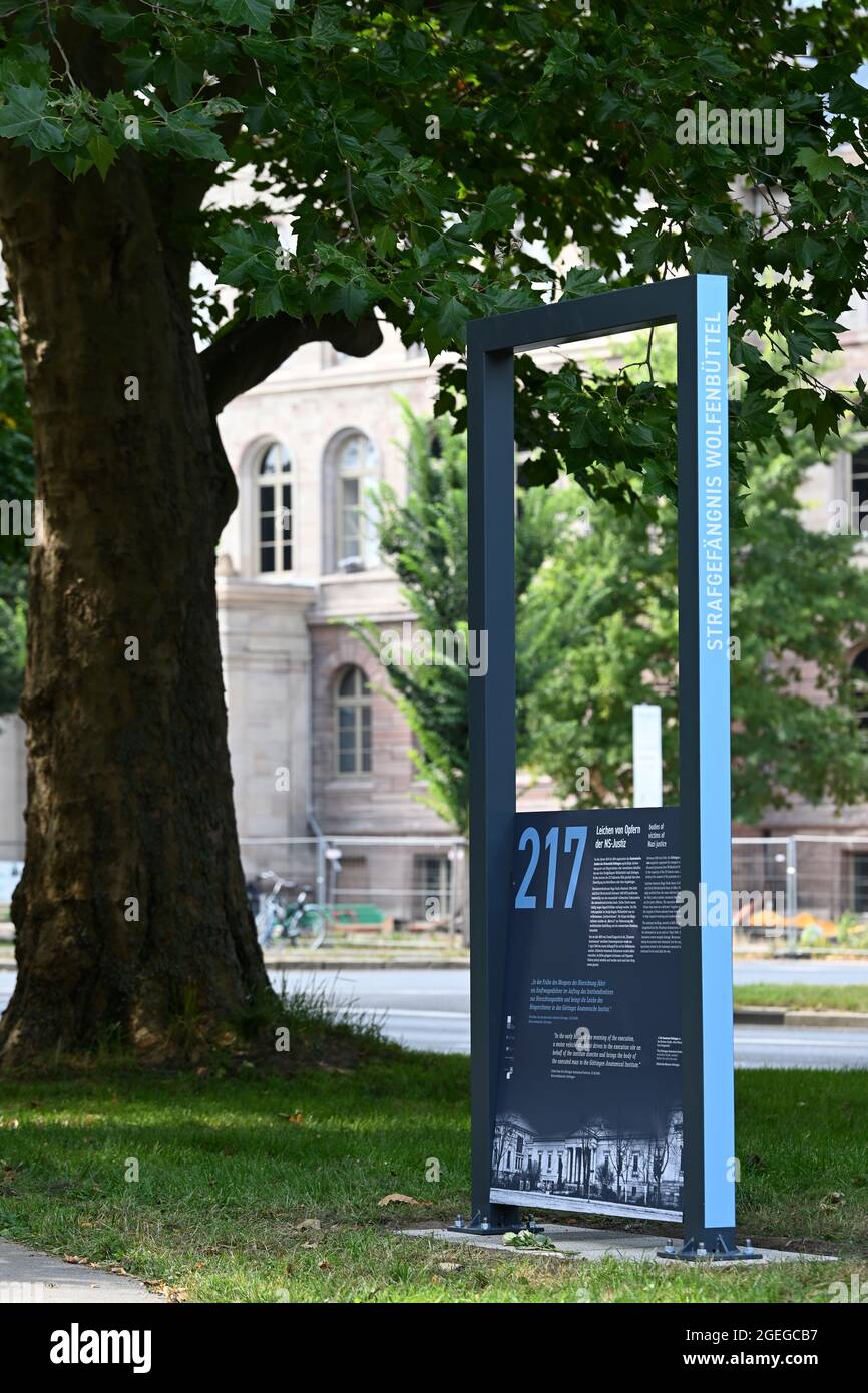 20 August 2021, Lower Saxony, Göttingen: A stele commemorating the victims of Nazi justice stands at the historic site of the Anatomical Institute of the University of Göttingen. Between 1939 and 1944, the Anatomical Institute of the University of Göttingen organized regular transports of bodies of executed or deceased prisoners from the Wolfenbüttel penitentiary to Göttingen. Photo: Swen Pförtner/dpa Stock Photo