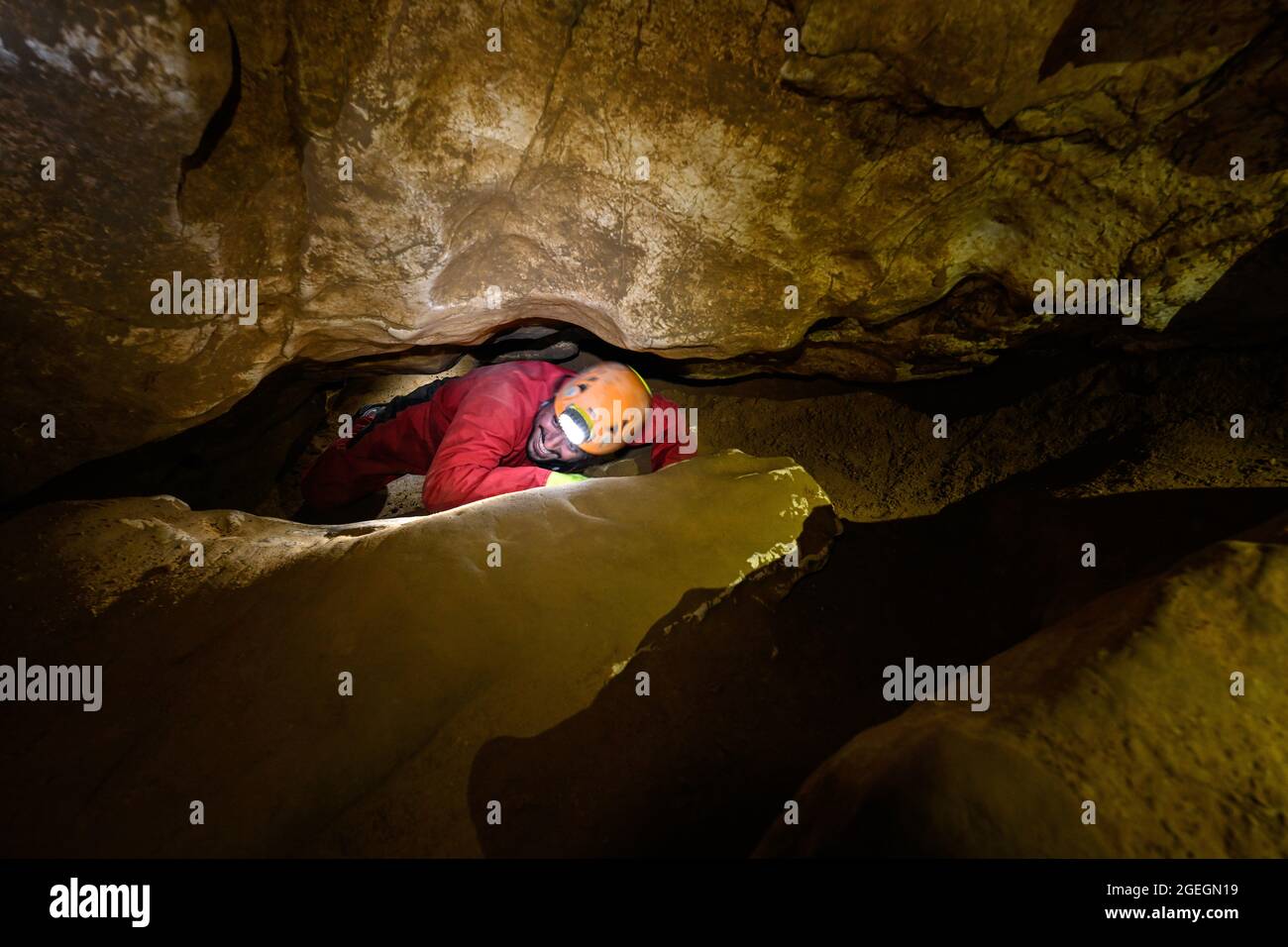 Villard de Lans (south eastern France) 2021/23/23: spelunking group in the “grotte Roche” cave. Narrow passage Stock Photo
