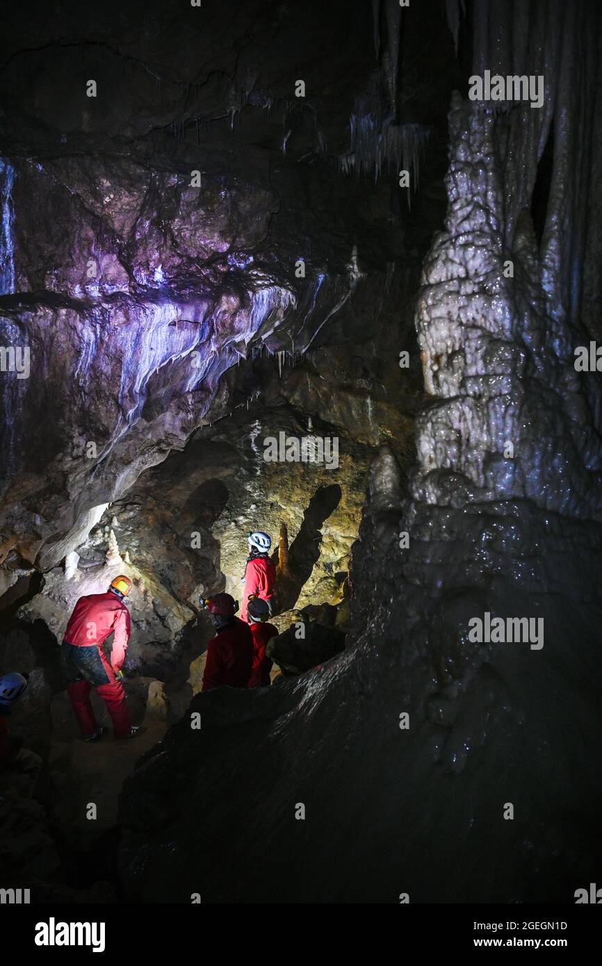 Villard de Lans (south eastern France) 2021/23/23: spelunking group in the “grotte Roche” cave. Observation of a cavity Stock Photo