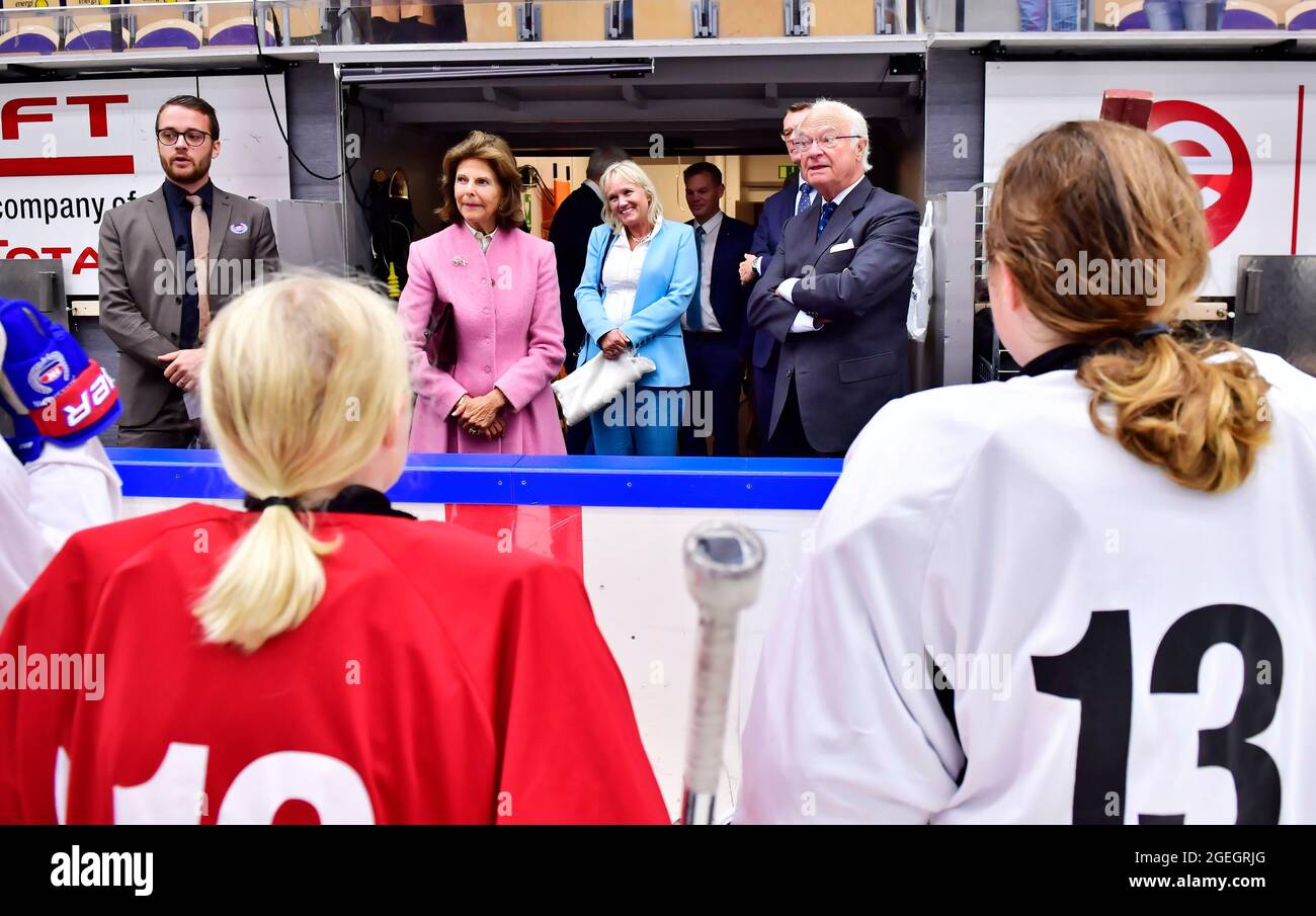 King Carl Gustaf and Queen Silvia meets with a girl's ice hockey team in Oskarshamn during their visit in Kalmar county. Photo: Jonas Ekstromer / TT code 10030 Stock Photo