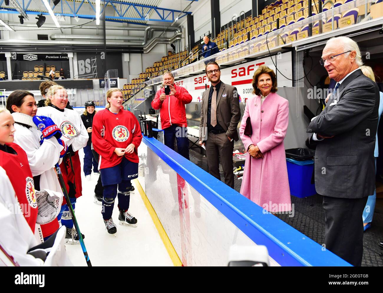 King Carl Gustaf and Queen Silvia meets with a girl's ice hockey team in Oskarshamn during their visit in Kalmar county. Photo: Jonas Ekstromer / TT code 10030 Stock Photo