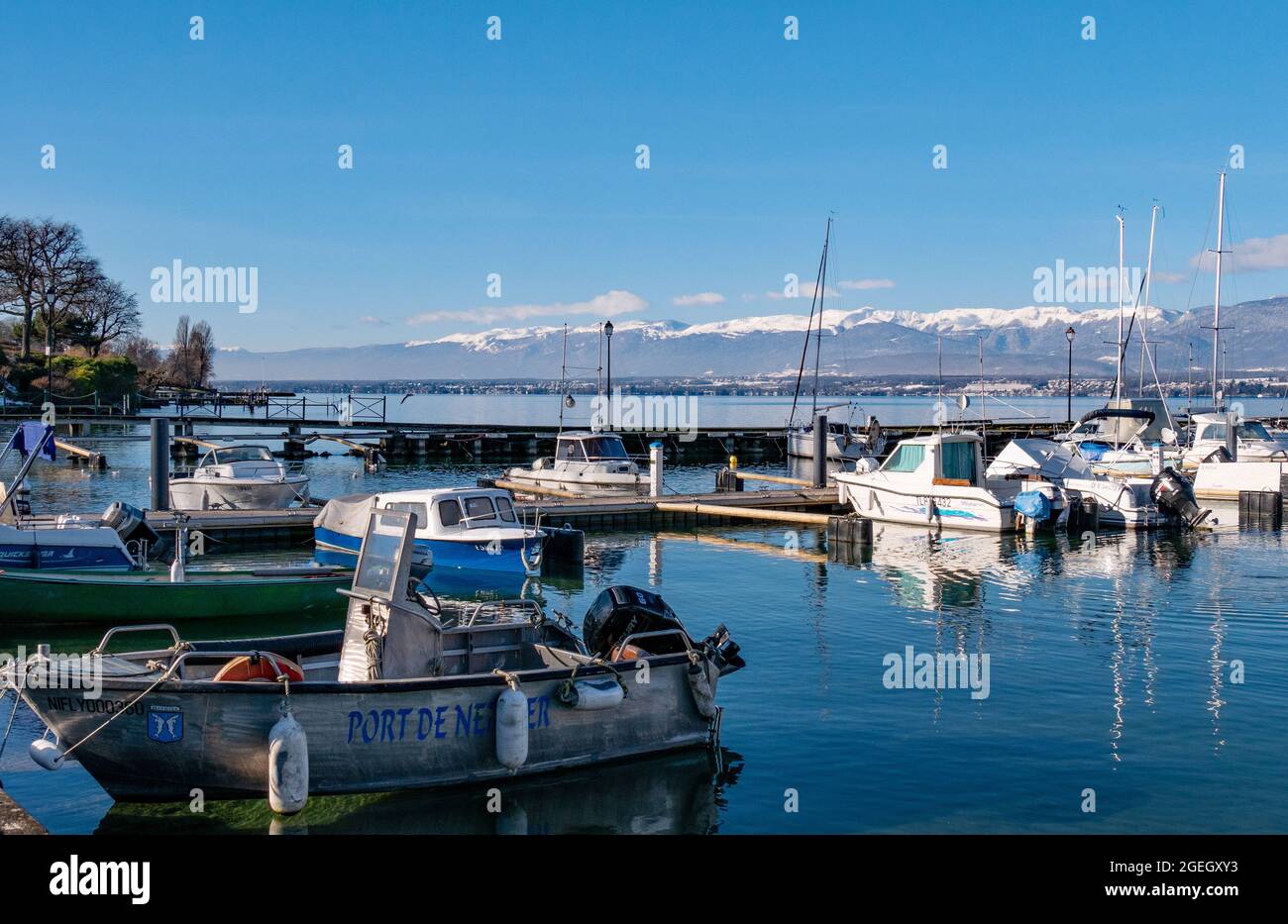 Nernier (central eastern France): Lake Geneva. In the background, Swiss side of the Jura Mountain Range Stock Photo