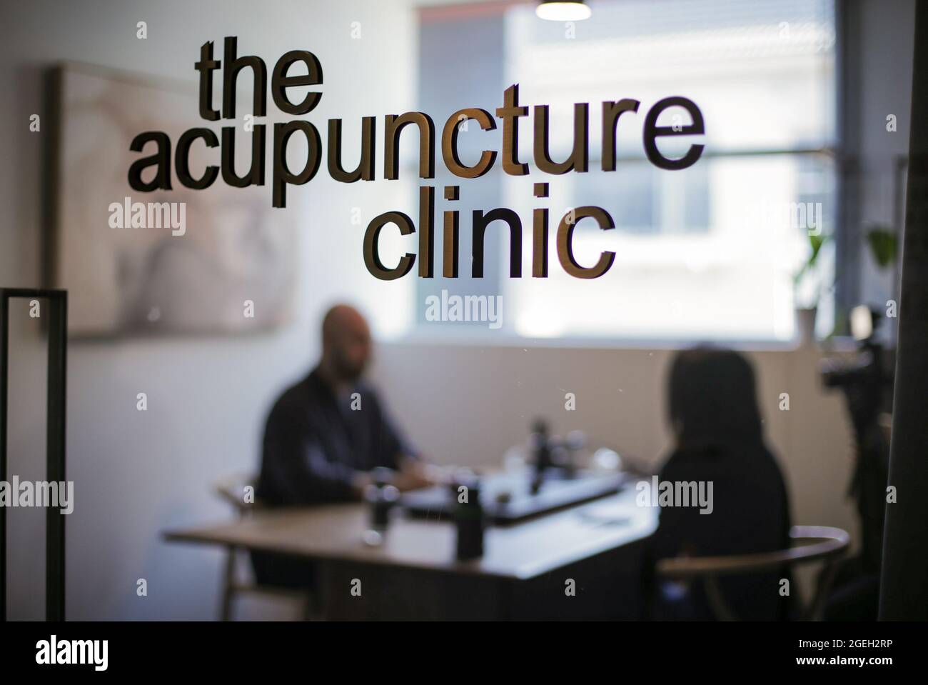 Sydney, Australia. 7th June, 2021. Daniel Spigelman treats a patient at his acupuncture clinic in Sydney, Australia, June 7, 2021. TO GO WITH 'Feature: Get to the point of acupuncture -- one Australian man's journey with traditional Chinese medicine' Credit: Bai Xuefei/Xinhua/Alamy Live News Stock Photo