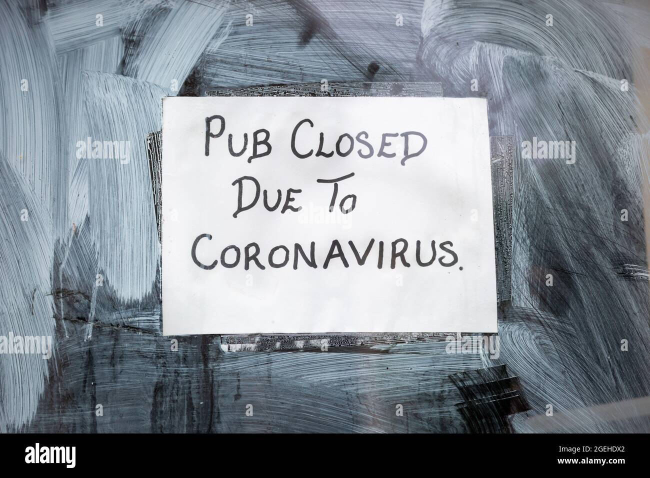 Handwritten sign saying pub closed due to coronavirus, UK 2021 Stock Photo