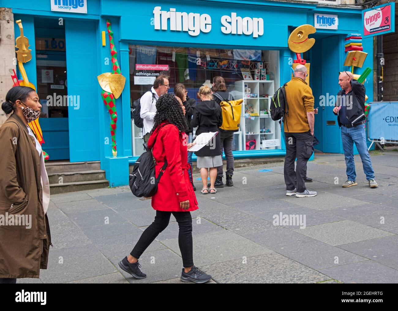 Edinburgh, Scotland, UK weather. 20 August 2021. Cloudy day for city centre and those seeking some enterainment from the various festivals in the city. Credit: Arch White/Alamy Live News Stock Photo