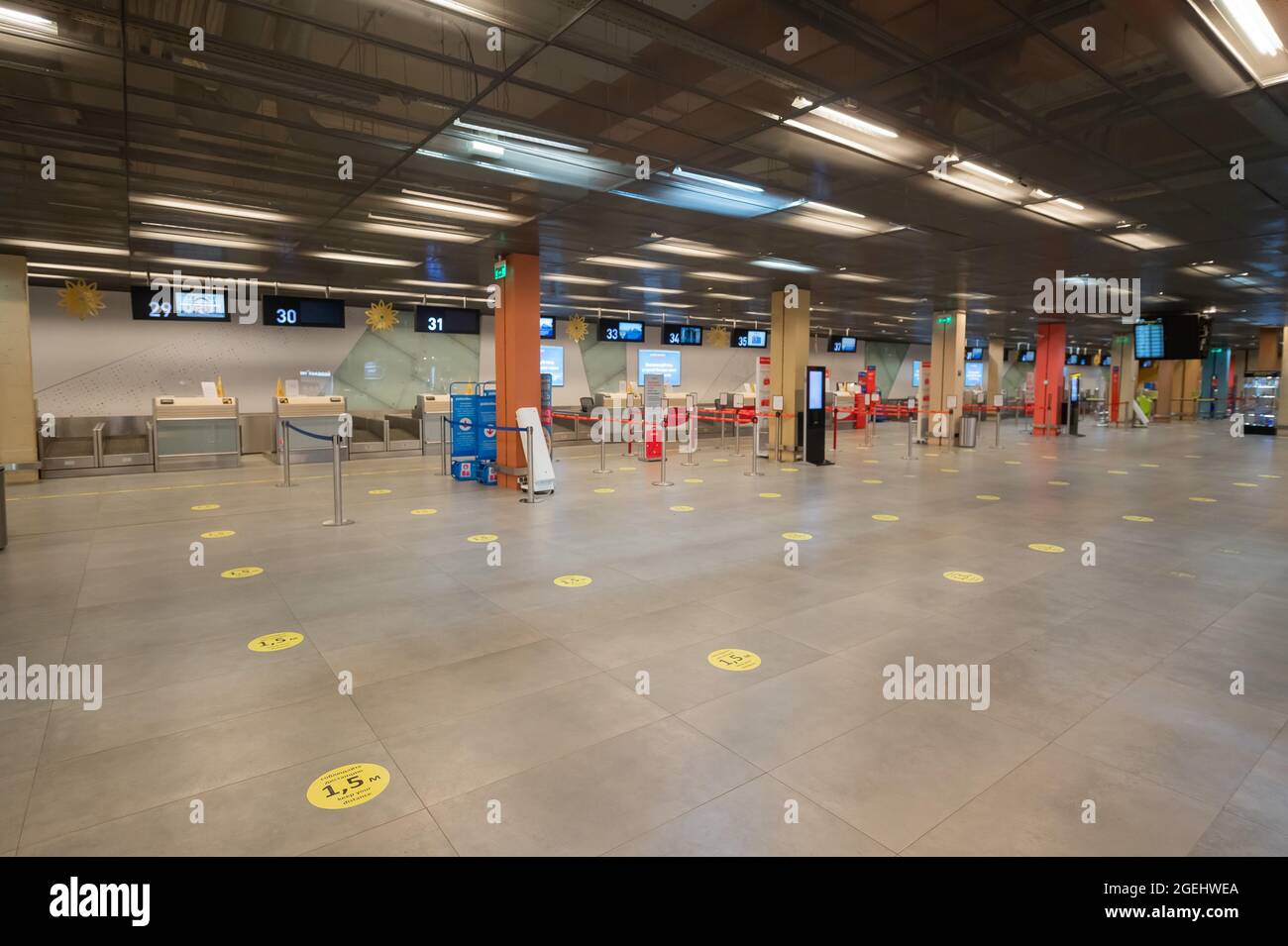 Airport gate lineup sign hi-res stock photography and images - Alamy