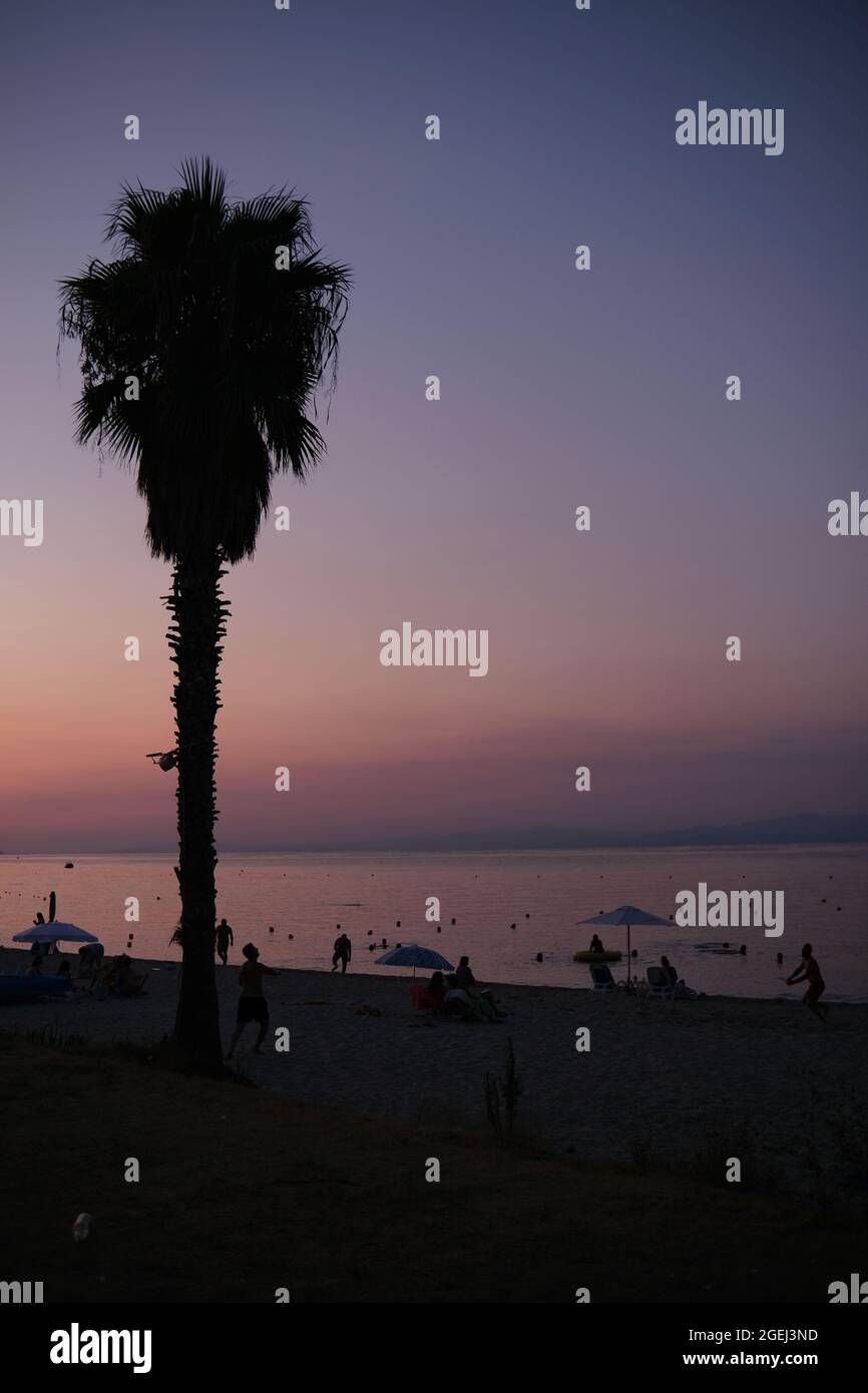amazing-pink-sunset-at-the-beach-of-pefkochori-in-chalkidiki-greece-and