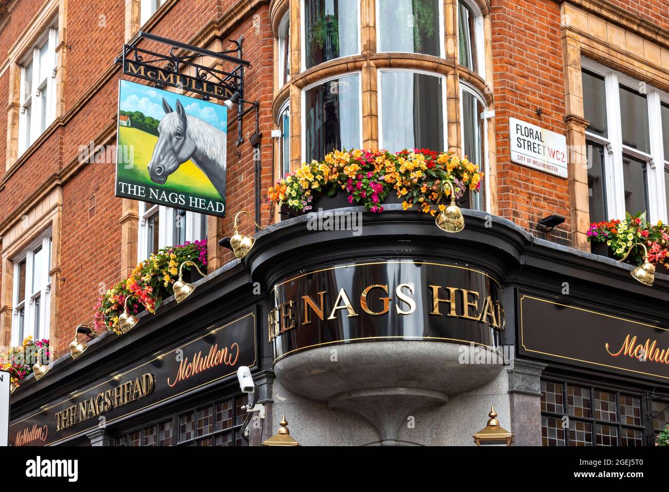 LONDON COVENT GARDEN FLOWERS ON THE NAGS HEAD PUB FLORAL STREET Stock Photo